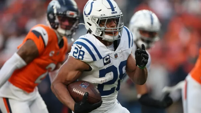 28-indianapolis-colts-runs-ball-957757124